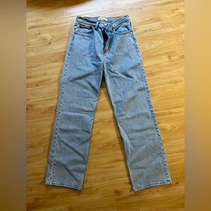 Abercrombie High Rise 90s Relaxed Jean - Light Wash - Sz. 28 / 6 L